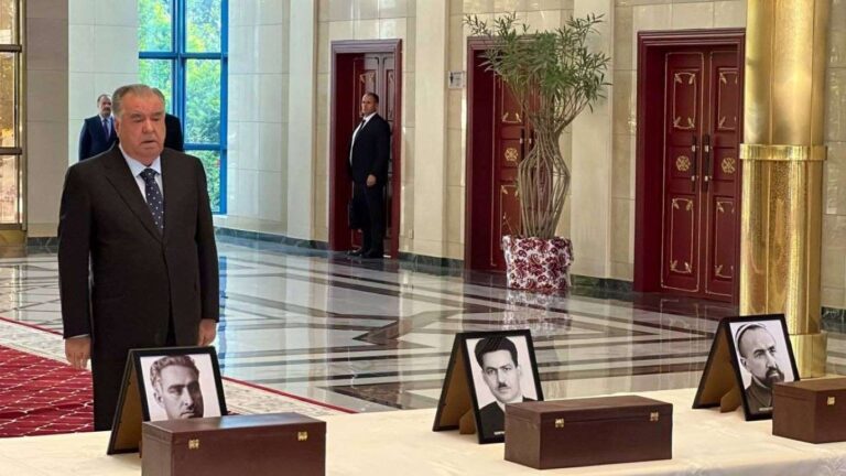 Хоки қаҳрамонони Тоҷикистонро аз Маскав ба Душанбе оварданд