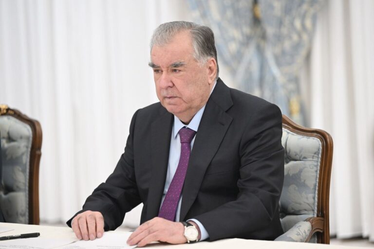 Эмомали Рахмон выразил соболезнования семьям погибших от стихии в Кулябе