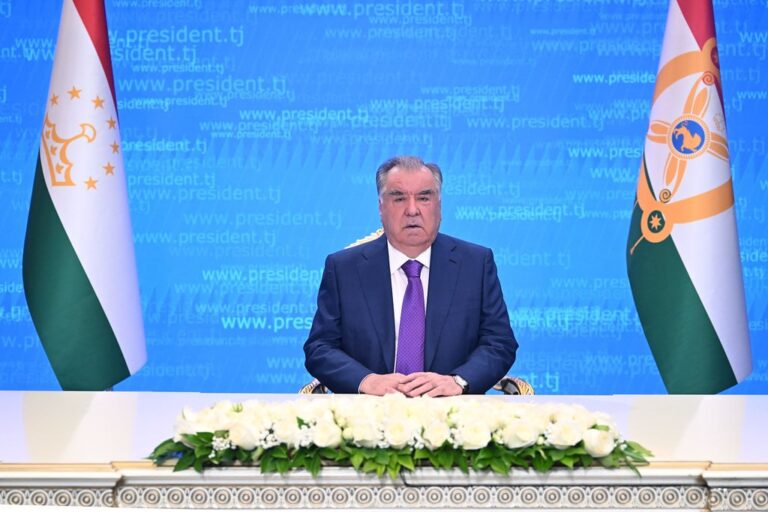 Эмомалӣ Раҳмон “Рӯзи ҷавонон”-ро ба ҷавонони тоҷик шодбош гуфт