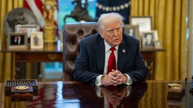 Доналд Трамп тарҳи “убури амн”-и киштиҳо аз тангаи Ҳурмузро боздошт