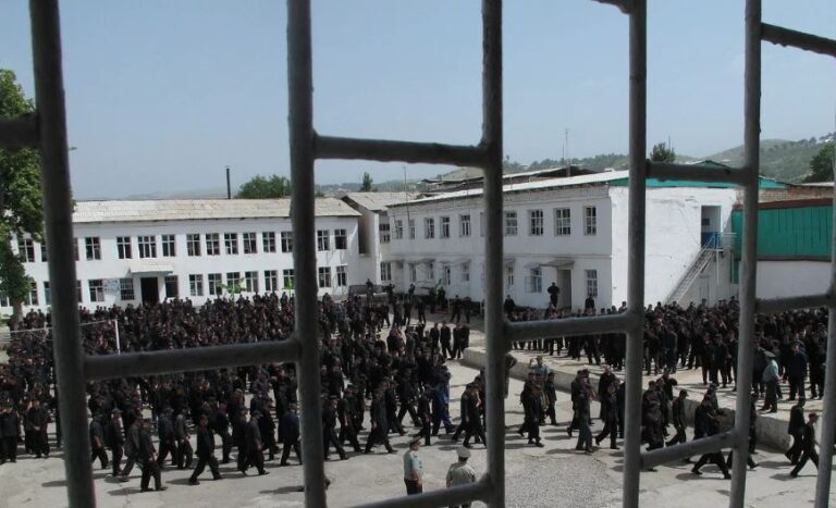 «Есть доступ к телефону, библиотеке, бане и лечению». Омбудсмен Таджикистана оценил условия содержания заключённых